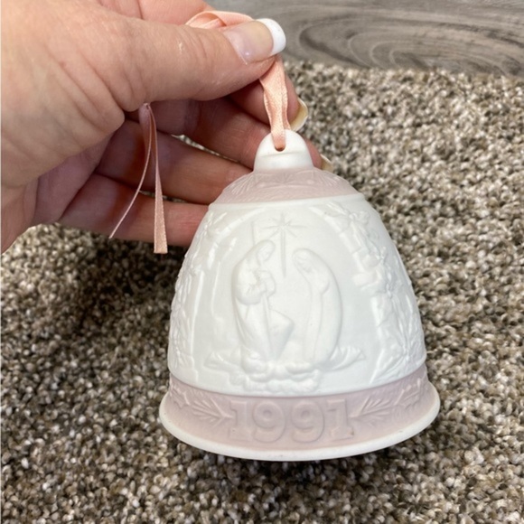 Lladro 1991 Annual Matte Porcelain Christmas Bell Ornament 5803 Nativity Scene - Picture 2 of 6